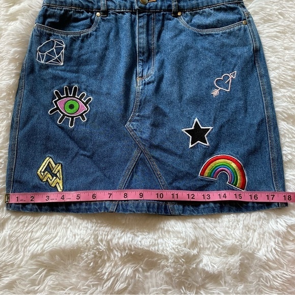 Embroidered patch denim mini skirt - Picture 7 of 12